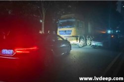 東莞市生態(tài)環(huán)境局松山湖分局查獲一槽罐車于夜間往排水管網偷排泥漿的行為